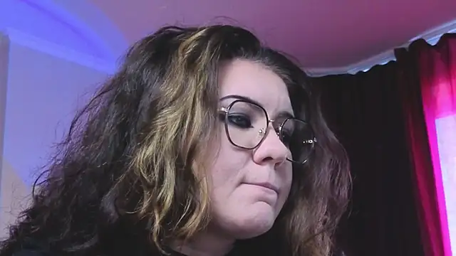 Laura Karamazov online show from October 2025 12:14:02 PM