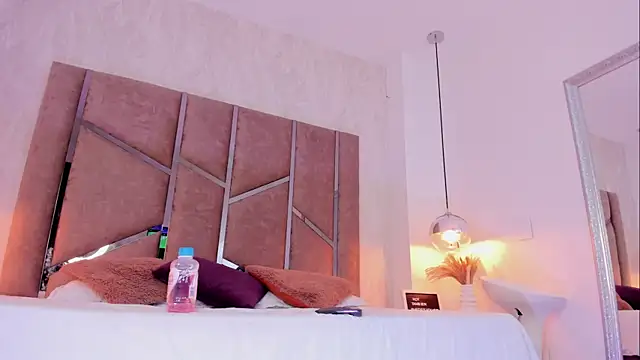 Martinaa Jones  online show from February 2025 04:07:01 PM