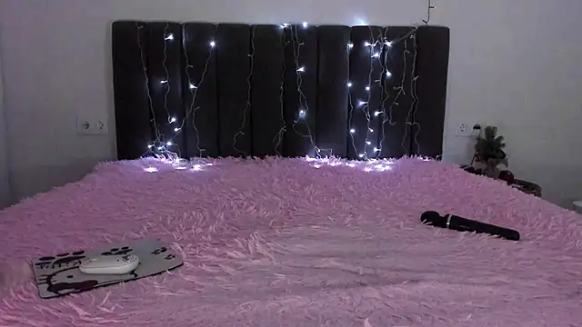 Snapshot of Mika_Ray chatting on December 2024 11:10:01 PM Mika Ray online show from December 2024 11:10:01 PM