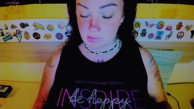 EllieOz online show from September 2025 05:01:01 PM