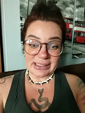 EllieOz online show from October 2025 03:53:01 PM