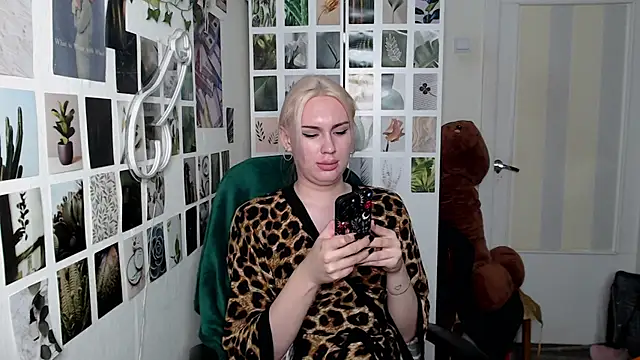 Snapshot of CapriScorpion chatting on October 2025 12:15:02 PM CapriScorpion online show from October 2025 12:15:02 PM