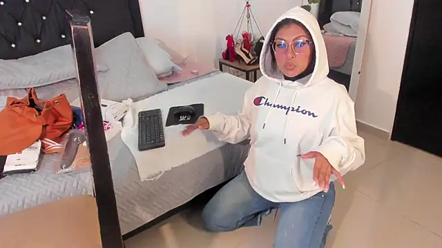 evelynjohnsoon online show from March 2025 12:30:02 PM