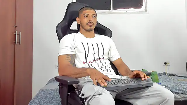 Snapshot of joris_vo chatting on December 2024 03:21:01 PM joris vo online show from December 2024 03:21:01 PM