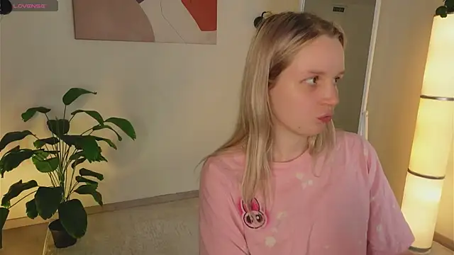 Beatrica Klein online show from November 2025 04:17:01 PM