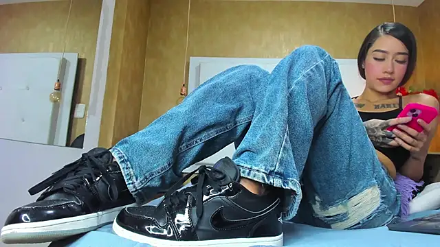 Little Jenni online show from November 2025 01:43:01 PM