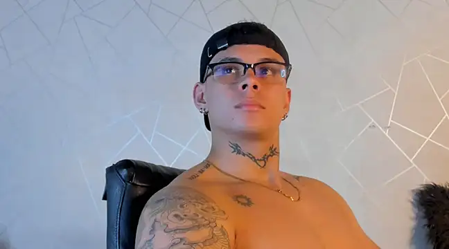 Snapshot of NoahhBrown chatting on December 2024 06:49:02 AM NoahhBrown online show from December 2024 06:49:02 AM