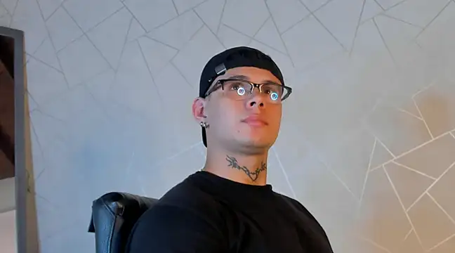 Snapshot of NoahhBrown chatting on December 2024 03:47:02 AM NoahhBrown online show from December 2024 03:47:02 AM