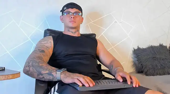 Snapshot of NoahhBrown chatting on January 2025 09:06:01 AM NoahhBrown online show from January 2025 09:06:01 AM