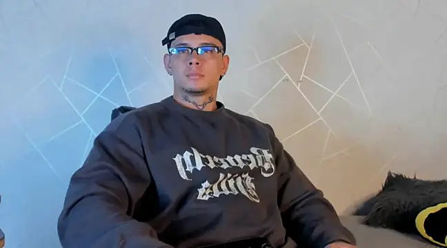 Snapshot of NoahhBrown chatting on January 2025 03:02:01 AM NoahhBrown online show from January 2025 03:02:01 AM