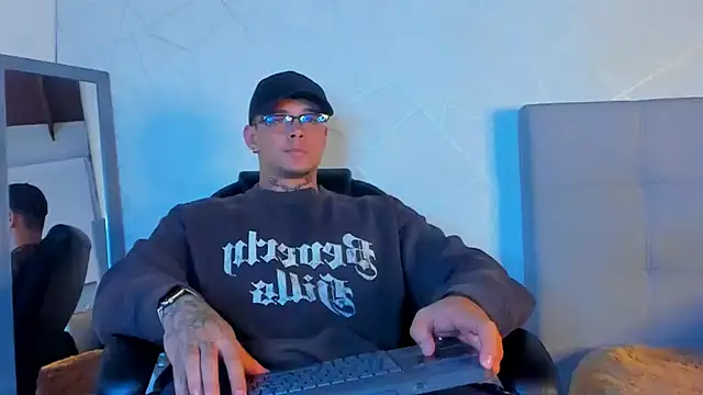 Snapshot of NoahhBrown chatting on January 2025 02:49:02 AM NoahhBrown online show from January 2025 02:49:02 AM