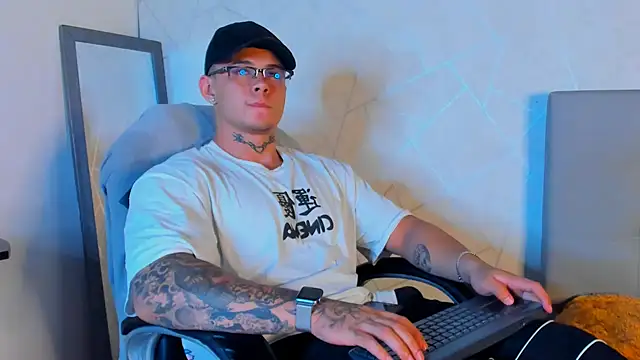 Snapshot of NoahhBrown chatting on February 2025 03:23:02 AM NoahhBrown online show from February 2025 03:23:02 AM