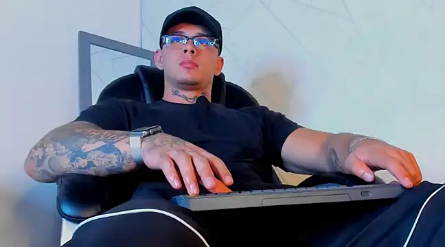 Snapshot of NoahhBrown chatting on February 2025 06:40:01 AM NoahhBrown online show from February 2025 06:40:01 AM