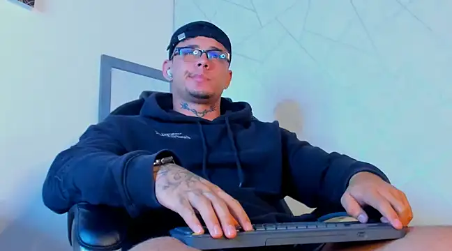 Snapshot of NoahhBrown chatting on February 2025 06:19:01 AM NoahhBrown online show from February 2025 06:19:01 AM