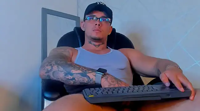 Snapshot of NoahhBrown chatting on February 2025 06:20:01 AM NoahhBrown online show from February 2025 06:20:01 AM