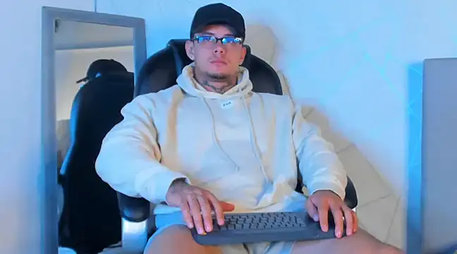 Snapshot of NoahhBrown chatting on February 2025 06:26:02 AM NoahhBrown online show from February 2025 06:26:02 AM