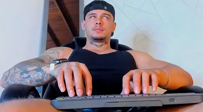 Snapshot of NoahhBrown chatting on March 2025 06:16:01 AM NoahhBrown online show from March 2025 06:16:01 AM