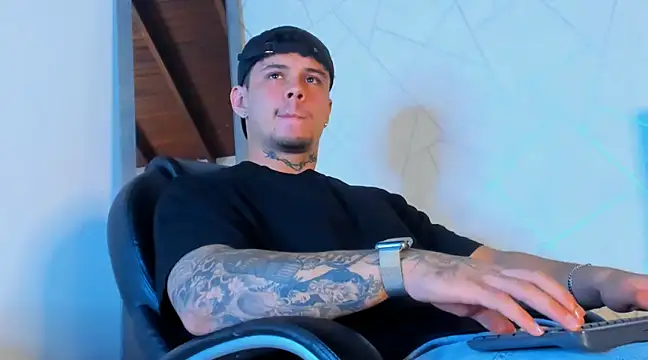 Snapshot of NoahhBrown chatting on March 2025 03:47:01 AM NoahhBrown online show from March 2025 03:47:01 AM