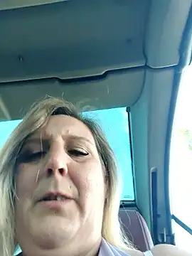 BecciDeluxe online show from November 2025 01:00:01 PM