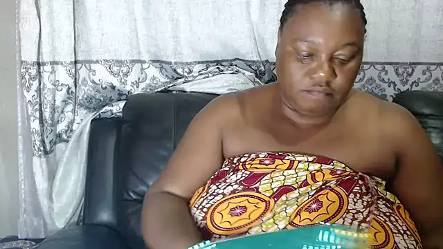 Snapshot of MATUREBUSSTY chatting on February 2026 06:28:01 PM MATUREBUSSTY online show from February 2026 06:28:01 PM