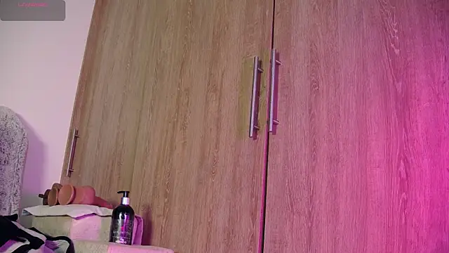 aidaadams online show from November 2025 12:15:02 PM