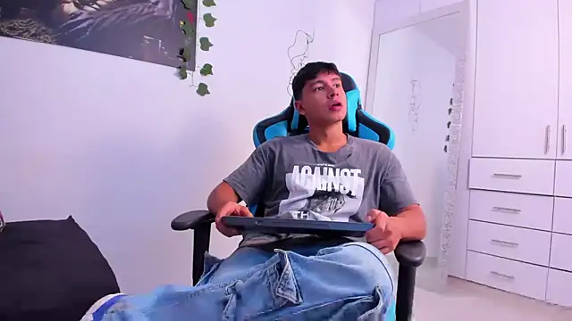 Snapshot of Bray_Kevin chatting on December 2024 11:28:02 PM Bray Kevin online show from December 2024 11:28:02 PM