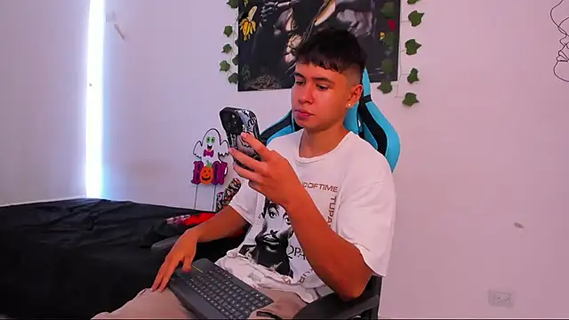 Snapshot of Bray_Kevin chatting on January 2025 01:06:01 AM Bray Kevin online show from January 2025 01:06:01 AM