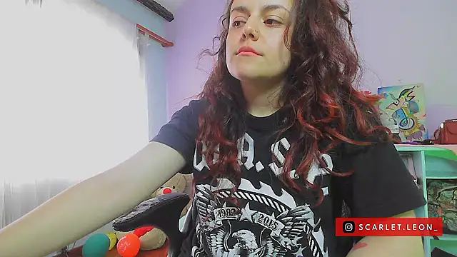 Scarletleon77 online show from December 2024 05:50:01 PM