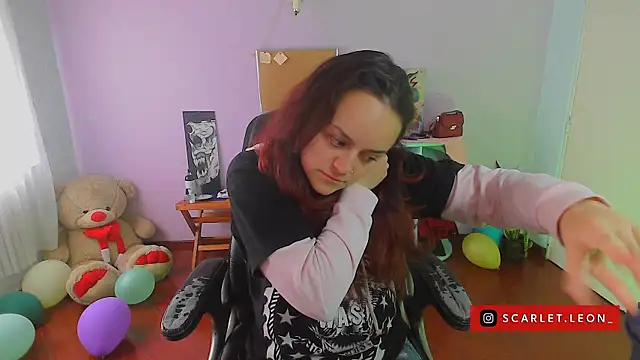 Scarletleon77 online show from December 2024 03:00:02 PM