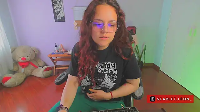 Scarletleon77 online show from February 2025 05:30:01 PM