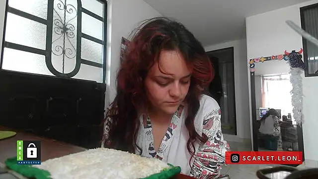 Scarletleon77 online show from October 2025 12:40:02 PM