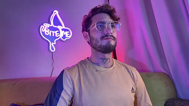 Snapshot of axel_giracr chatting on December 2025 10:26:01 PM axel giracr online show from December 2025 10:26:01 PM