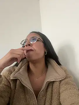 valentinabaez online show from February 2025 06:09:01 PM