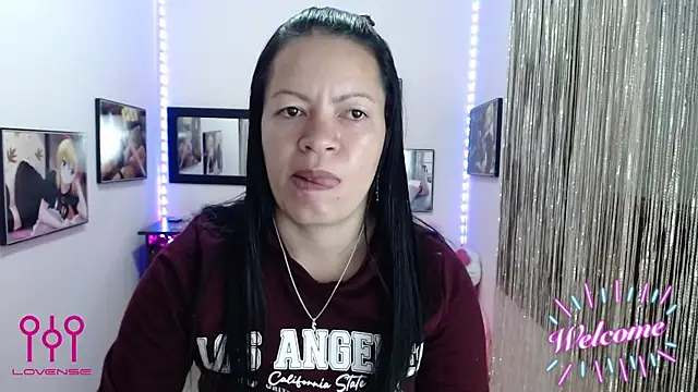 Cristal w online show from October 2025 01:20:01 PM