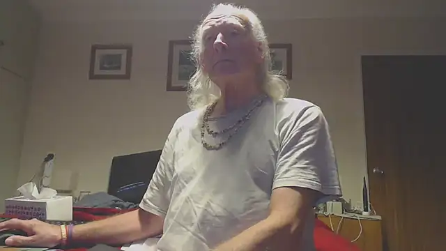 Snapshot of WaverlyKernow chatting on December 2025 08:01:02 AM WaverlyKernow online show from December 2025 08:01:02 AM