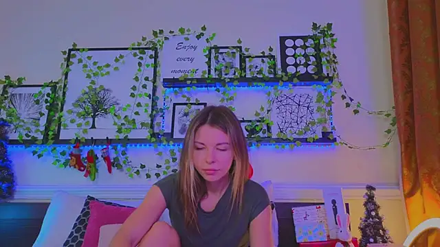 Snapshot of Real_Tini chatting on December 2024 01:11:02 PM Real Tini online show from December 2024 01:11:02 PM