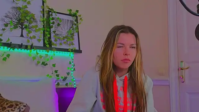 Snapshot of Real_Tini chatting on January 2025 01:03:01 PM Real Tini online show from January 2025 01:03:01 PM