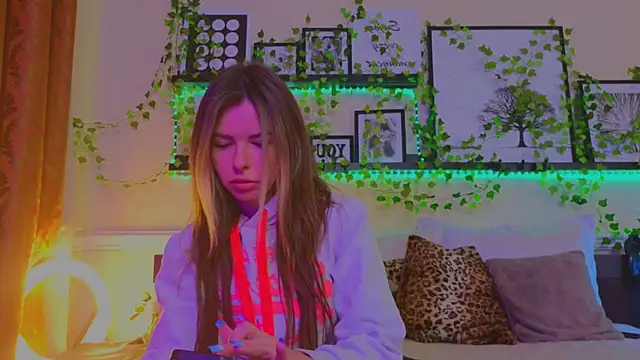 Snapshot of Real_Tini chatting on January 2025 12:57:02 PM Real Tini online show from January 2025 12:57:02 PM