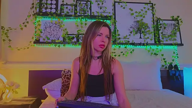 Snapshot of Real_Tini chatting on January 2025 07:04:01 PM Real Tini online show from January 2025 07:04:01 PM