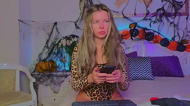 Snapshot of Real_Tini chatting on October 2025 11:43:01 AM Real Tini online show from October 2025 11:43:01 AM