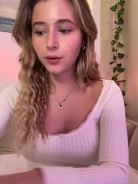 LunaRase online show from December 2024 06:25:01 PM