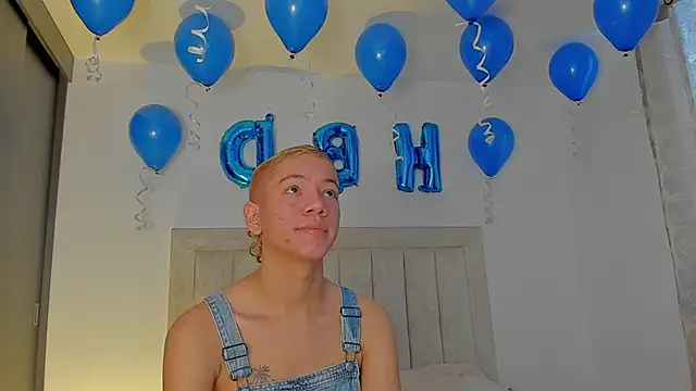 Snapshot of JulianRose_1 chatting on October 2025 11:32:02 AM JulianRose 1 online show from October 2025 11:32:02 AM