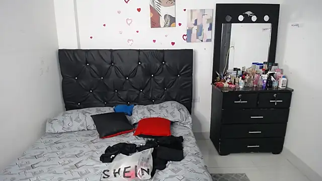 Snapshot of floweer_ chatting on October 2025 08:07:01 PM floweer online show from October 2025 08:07:01 PM