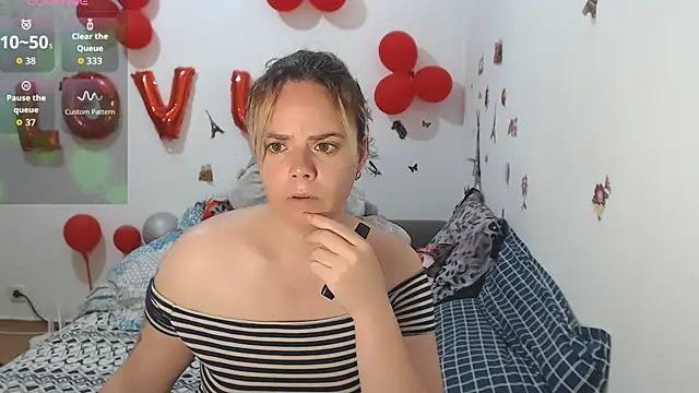 Snapshot of hotmilf4uxxx chatting on June 2026 10:40:01 AM hotmilf4uxxx online show from June 2026 10:40:01 AM