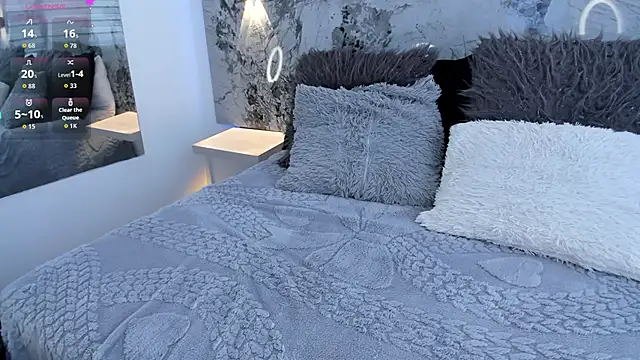 LIZ HOLMES online show from October 2025 12:03:02 PM