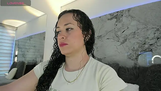 LIZ HOLMES online show from October 2025 11:31:02 AM