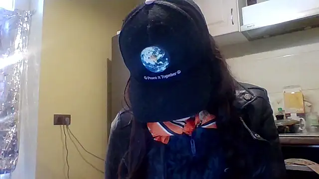 Snapshot of AliceTailor chatting on May 2026 06:43:02 AM AliceTailor online show from May 2026 06:43:02 AM