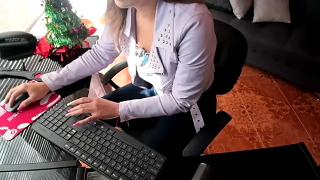 Snapshot of merlinaadams_ chatting on December 2025 02:10:02 PM merlinaadams online show from December 2025 02:10:02 PM