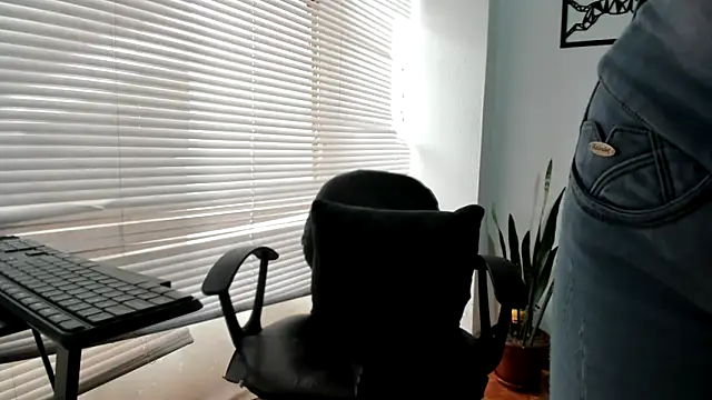 Snapshot of merlinaadams_ chatting on May 2026 01:51:02 PM merlinaadams online show from May 2026 01:51:02 PM
