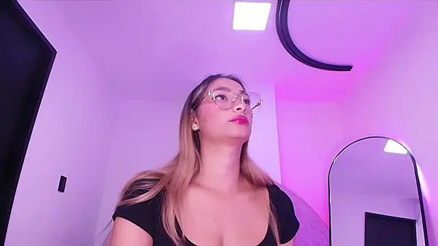 Snapshot of vale_ross_ chatting on December 2025 03:11:02 AM vale ross online show from December 2025 03:11:02 AM